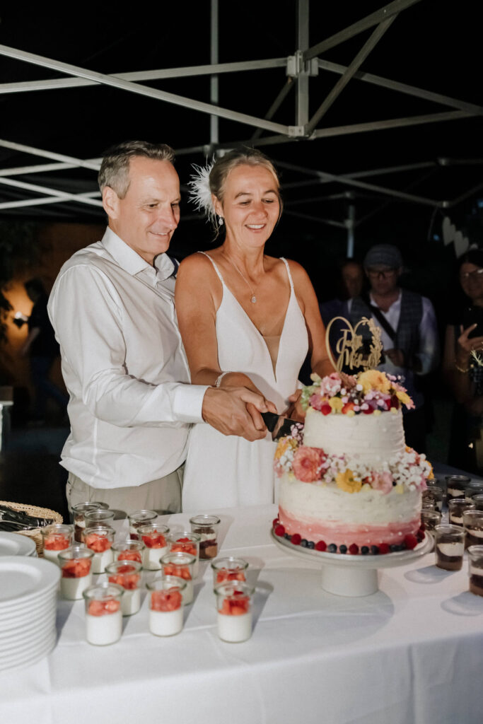 Brautpaar beim Hochzeitstorten anschneiden