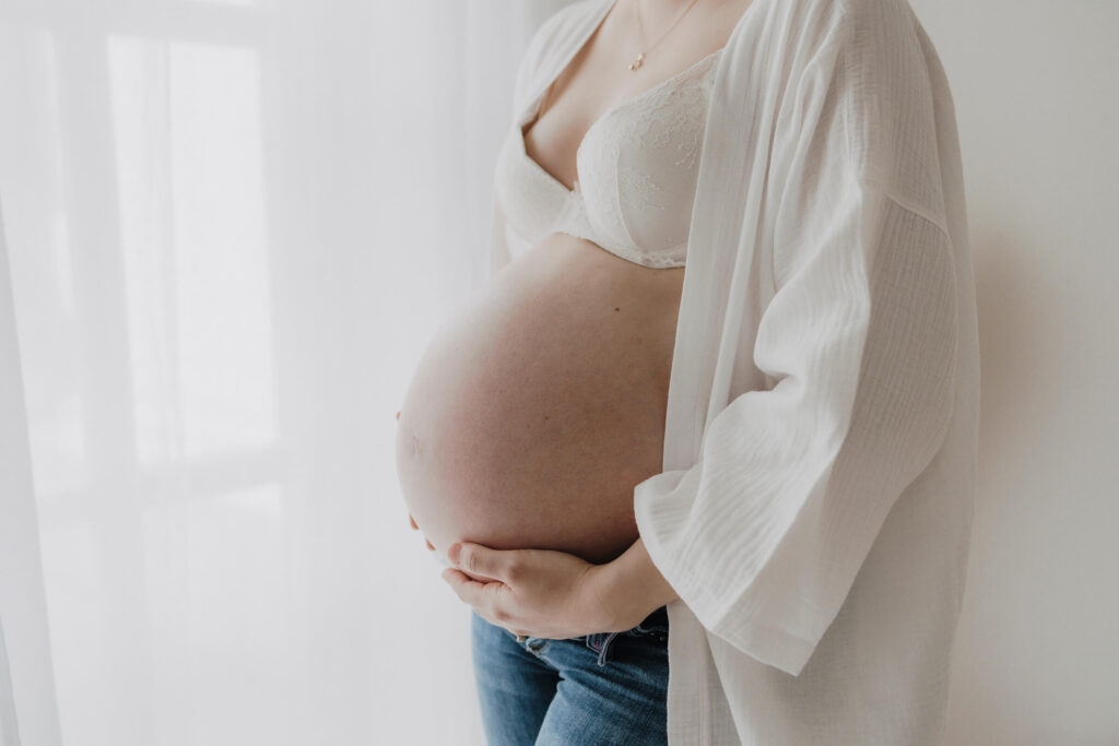 Babybauchshooting im Fotoatelier in Freising